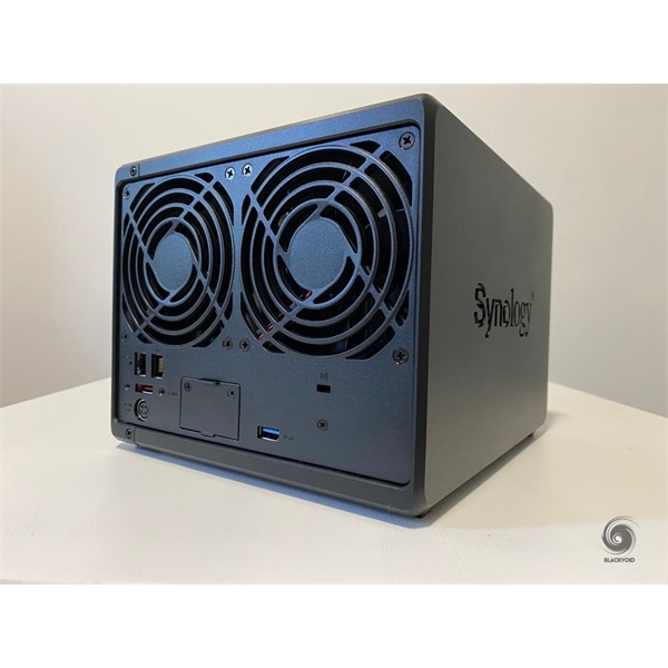 SYNOLOGY NAS 4 Fiókos AMD Ryzen R1600 2x2,6GHz, 32GB DDR4 ECC, 2x1GbE, 2xUSB3.2 - DS923+32G